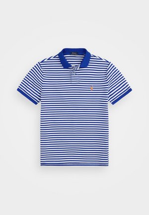 Camisa polo de rayas azul y blanca con cuello, que presenta un pequeño logotipo bordado en el pecho. Tejido ligero y mangas cortas.