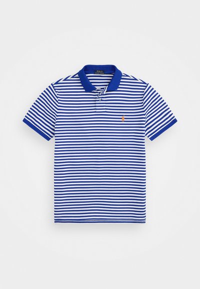 Μπλε και λευκή ρίγα πόλο μπλούζα με γιακά, διαθέτει ένα μικρό κεντητό λογότυπο στο στήθος. Ελαφρύ ύφασμα και κοντά μανίκια.