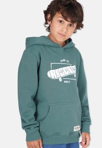 Grüner Sweatshirt mit einer vorderen Tasche, weißem Logo-Design mit dem Schriftzug "BAND OF RASCALS", gerippten Bündchen und Saum. Weiche Textur und lässige Passform.