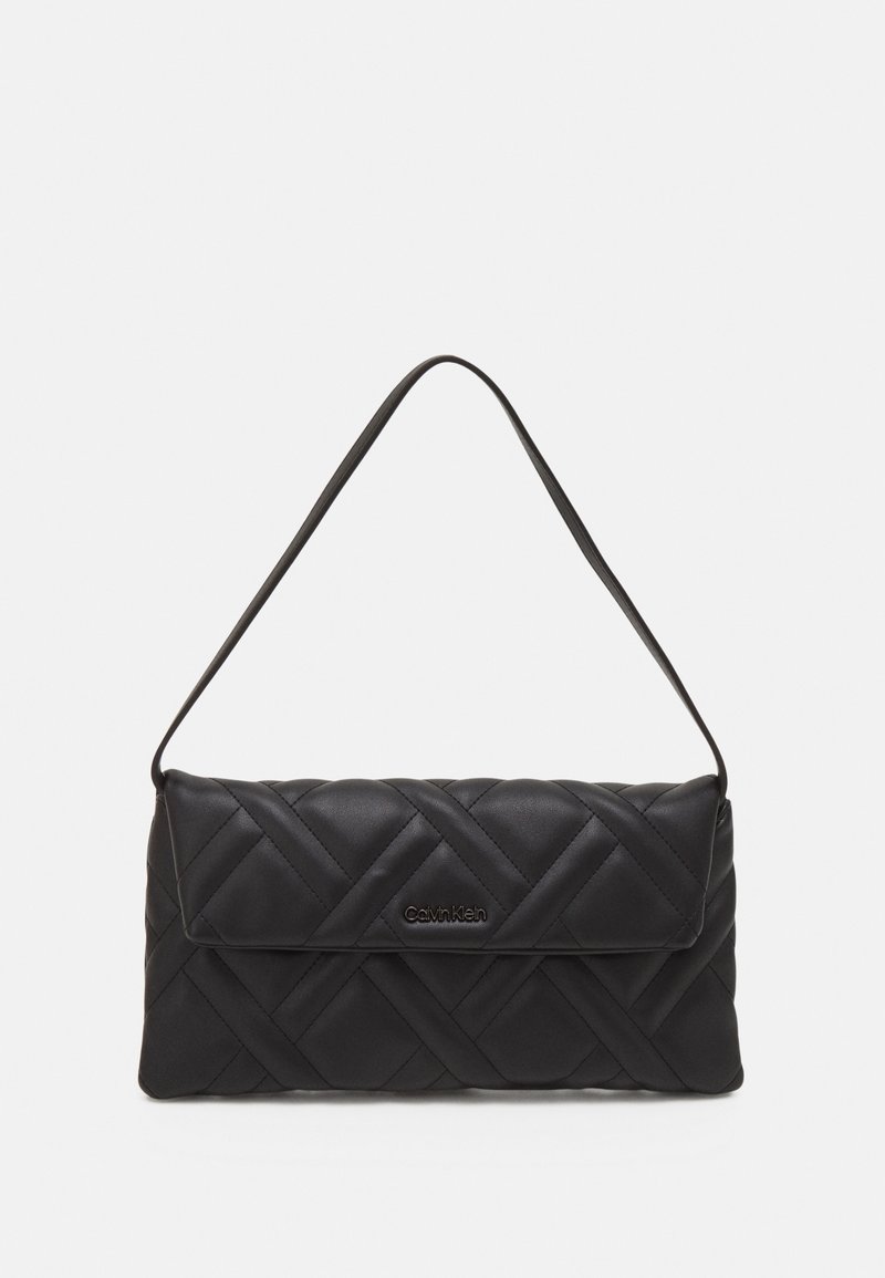 Sac bandoulière rectangulaire noir matelassé avec fermeture à rabat et fine bandoulière, avec le logo Calvin Klein au centre avant.