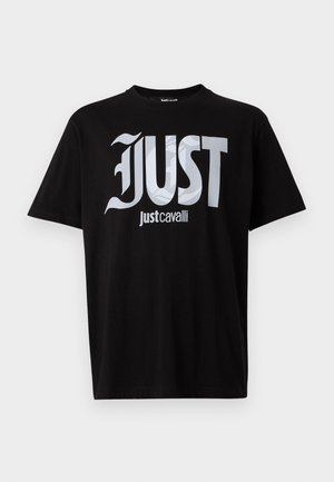 Črna kratka majica s kratkimi rokavi z velikim belim napisom "JUST" in manjšim logotipom "Just cavalli", natisnjenim spodaj na sprednji strani.