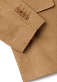 Hellbrauner Leinen-Blazerärmel mit vier braunen Knöpfen und gestickten Akzenten, glatte Textur und schlank geschnittenes Design.