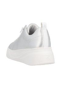 Weißer Sneaker mit metallisch silberner Oberseite, runder Zehenpartie, weißen Schnürsenkeln und gepolstertem Schaft. Verfügt über eine strukturierte weiße Gummisohle und Logodetails.