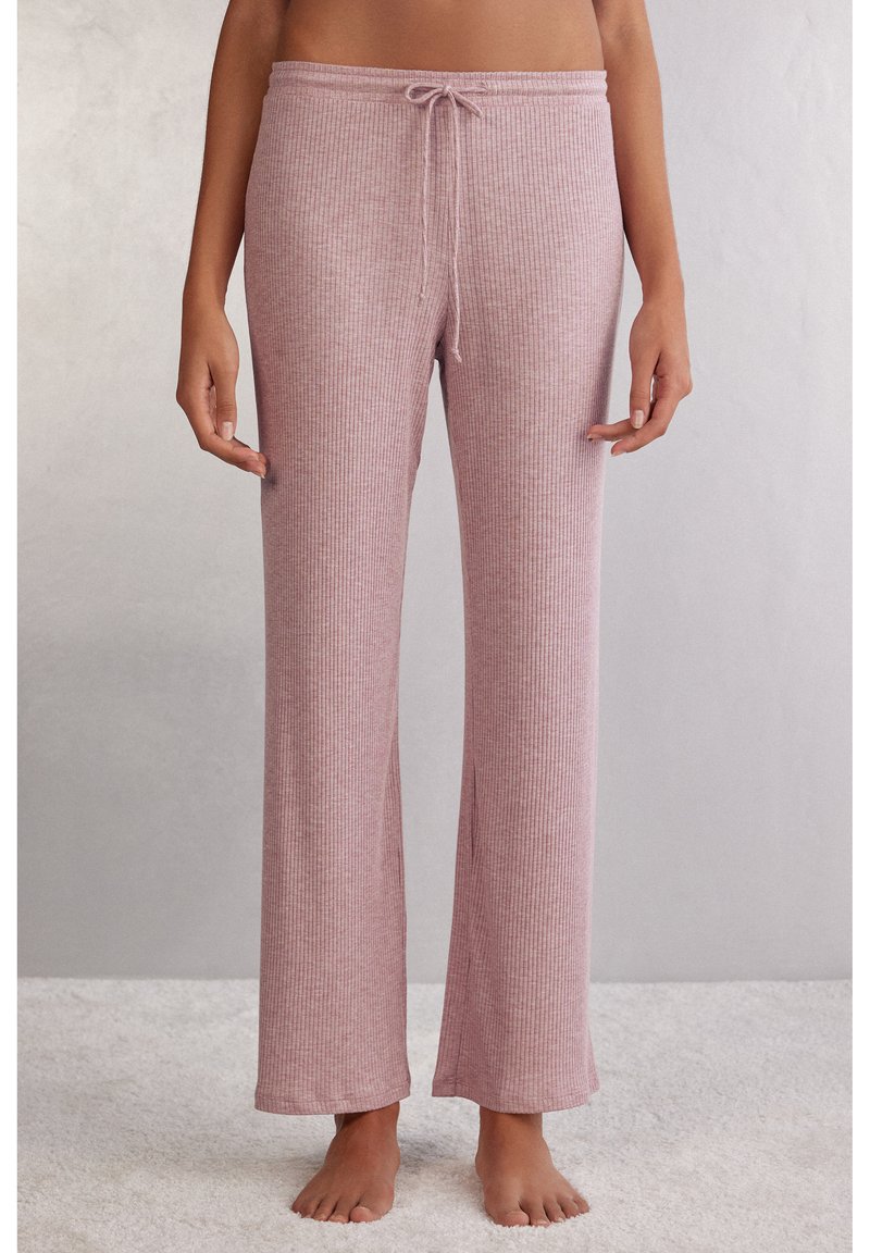 Ribbstickade, mjuka rosa loungebyxor med dragsko i midjan och en avslappnad passform. Har en rak ben design och subtil textur.