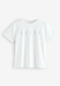 Weißes Baumwoll-T-Shirt mit kurzen Ärmeln, versehen mit einem hellbeigen "BAKER"-Logo und dem Text "by TED BAKER" darunter. Einfacher runder Halsausschnitt.