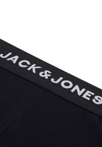 Zwart katoenen boxershorts met een brede elastische tailleband waarop de tekst "JACK & JONES" in het wit staat. Glad textuur, slim fit ontwerp.