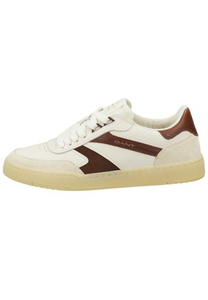 Weißer Sneaker mit braunen Akzenten, ausgestattet mit einem glatten Leder-Obermaterial, strukturierten Wildlederelementen, runder Zehenpartie und einer Gummisohle.