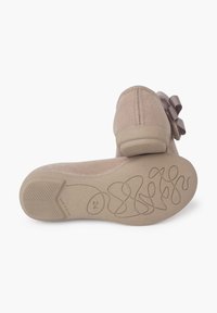 Zapatos infantiles de ante beige con un tacón bajo, que cuentan con una suela texturizada y un lazo decorativo en el costado. Talla marcada como 24.