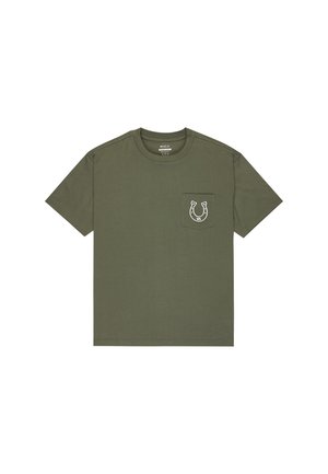 Camiseta de algodón verde oliva con cuello redondo, mangas cortas y un bolsillo frontal que presenta un logo de herradura blanca.