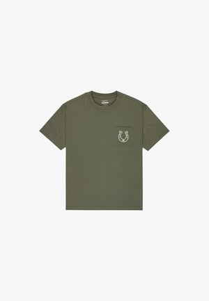 T-shirt en coton vert olive avec un col rond, des manches courtes et une poche frontale arborant un logo de fer à cheval blanc.