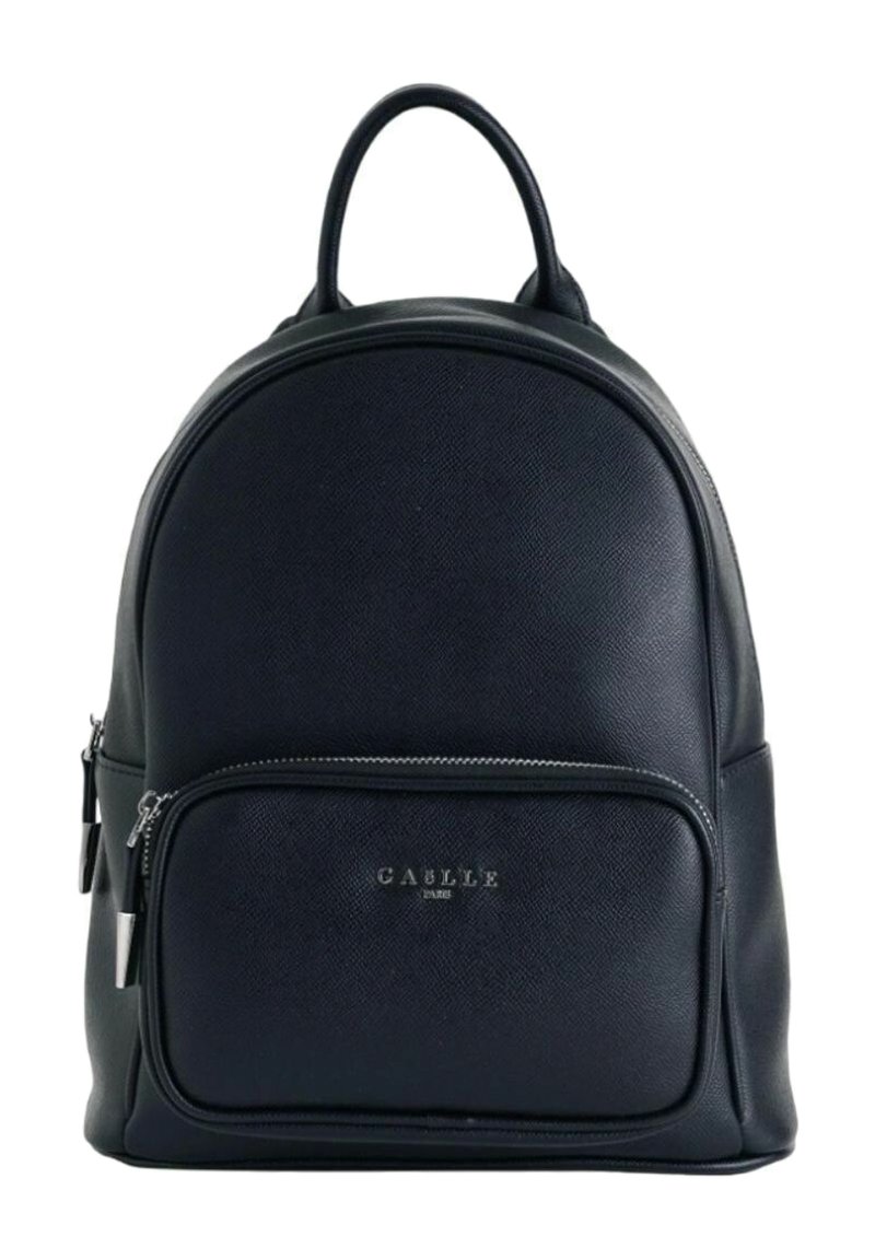 Zaino in pelle nera con un design arrotondato, tasca anteriore con cerniera e manico superiore. Le caratteristiche hardware includono una cerniera argentata e un dettaglio con logo.