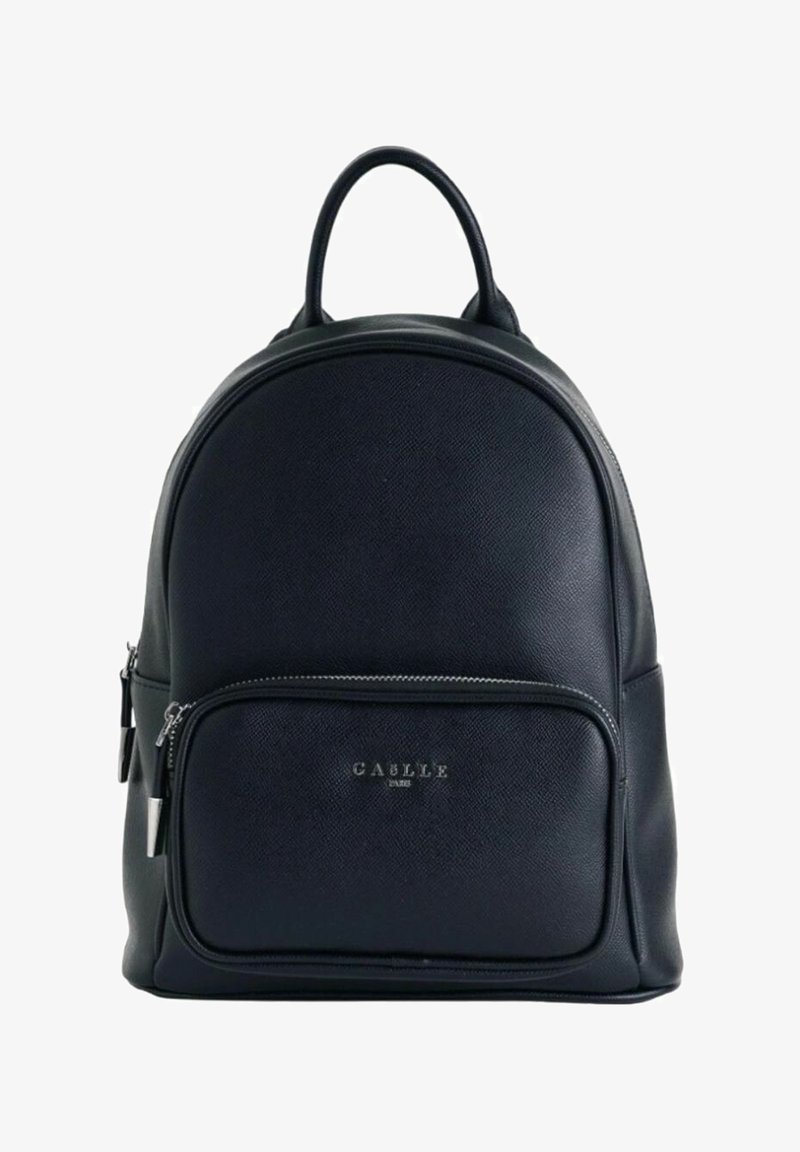 Zaino in pelle nera con un design arrotondato, tasca anteriore con cerniera e manico superiore. Le caratteristiche hardware includono una cerniera argentata e un dettaglio con logo.