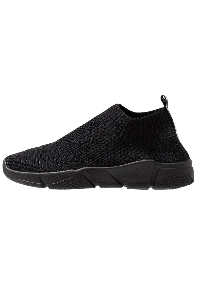 Crne pletene slip-on tenisice s teksturiranim gornjim dijelom, niskim dizajnom oko gležnja i izdržljivom gumiranom potplatom s uzorkom za pridržavanje.