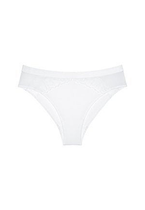 Bílé dámské spodní prádlo ve stylu bikin s jemnými krajkovými detaily po stranách na jednobílém pozadí.