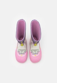 Las botas de lluvia de goma en color rosa y gris presentan un diseño de unicornio con acentos morados y una suela reforzada. El interior tiene un suave forro rosa.