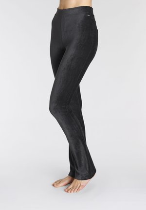 Schwarze dehnbare Leggings mit einer glatten Textur, ausgestelltem Design und subtiler Schimmerung, mit einem Bund und Seitennähten.