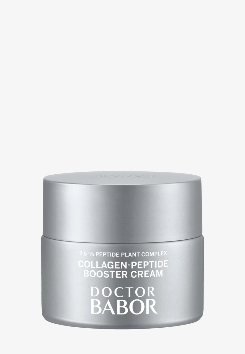Pot argenté de crème Doctor Babor Collagen-Peptide Booster avec un complexe peptidique végétal à 9,6 % présenté sur fond blanc.