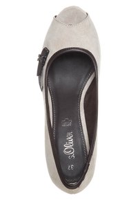 Chaussure beige en suède à bout ouvert avec une accent marron et un logo sur la semelle intérieure. Design plat avec une texture lisse et des détails de couture minimalistes.