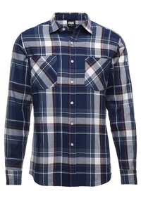 Camicia a quadri blu e grigia con maniche lunghe, chiusura frontale con bottoni, due tasche sul petto e linee rosse e bianche a contrasto nel motivo.