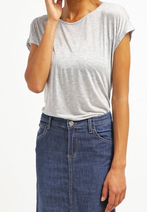 Harmaa lyhythihainen t-paita rentolla istuvuudella, yhdistetty farkkuhameeseen, jossa on etupuolen nappikiinnitys ja viisi taskua.