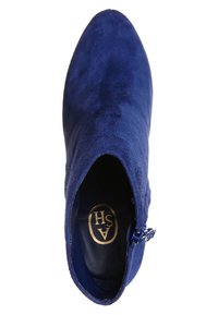 Granatowy kozak zamszowy za kostkę z szpiczastym noskiem, zamkiem po boku i złotym logo ASH na czarnej wkładce, widok z góry.