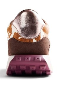 Scarpa sportiva con corpo in suede marrone, dettagli in stampa animale e tacco metallico rose gold. Presenta una suola esterna testurizzata viola e una intersuola bianca.