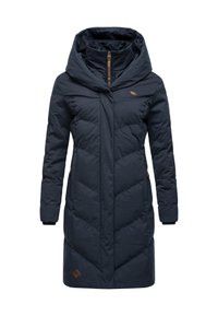 Tamsiai mėlynas termoaktyvus paltas su aukšta gaubtu, siuvinėtu tekstūru, įstrižais siūlių raštais ir rudos spalvos akcentais, įskaitant logotipo ženklelį ir užtrauktuką.