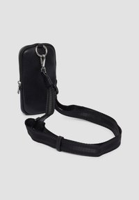 Schwarze Leder-Crossbody-Tasche mit strukturiertem Oberflächen, silberfarbenen Beschlägen, Reißverschluss und verstellbarem Stoffriemen. Kompakte rechteckige Form.