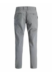 Pantalones de algodón gris con corte recto, dos bolsillos traseros, cierres de botón y una textura suave. Presentan un diseño simple sin patrones.