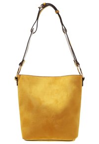 Gul mockaskinnväska med en slät yta, en smal svart rem och metalliska detaljer. Formen är en klassisk tote-stil.