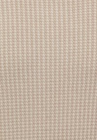 Crème-kleurige ribgebreide stof met verticale strepen, met een zachte textuur en een gelijkmatig patroon doorheen. Ideaal voor casual kleding.