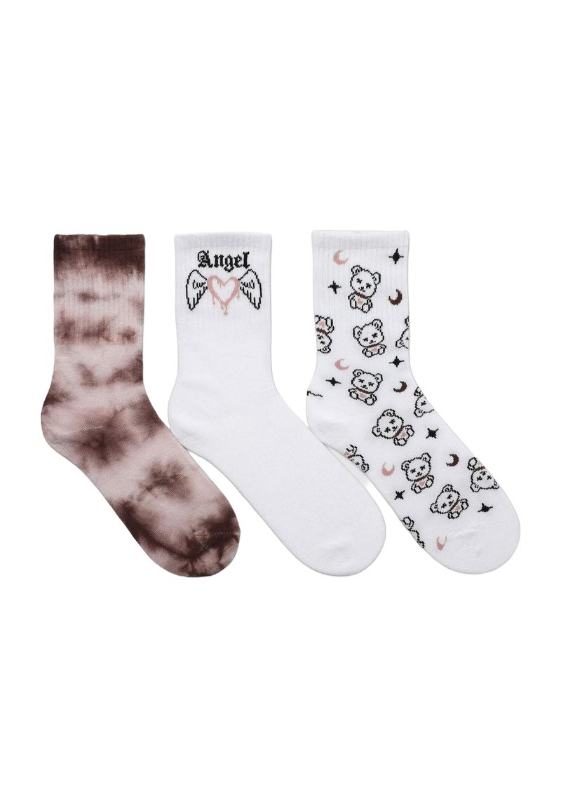 Tre paia di calze: a sinistra in tie-dye marrone, al centro bianche con il testo "Angel" e un grafico a forma di cuore, a destra bianche con motivi di orsetti neri e rosa.