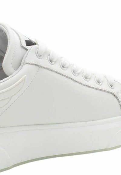 Białe sneakersy wykonane z gładkiej skóry z dekoracyjnym przeszyciem, okrągłym noskiem i płaską gumową podeszwą. Posiada subtelny akcent dekoracyjny po boku.