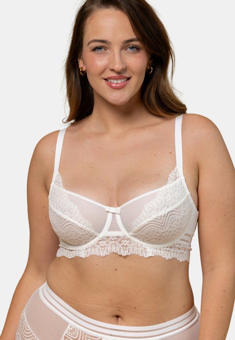 Soutien-gorge en dentelle blanche avec des détails en maille, bonnets moulés en douceur et bretelles ajustables. Présente des motifs en dentelle élaborés le long de la bande et des bonnets.