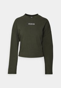 Oliivivihreä lyhyt huppari, jossa on pitkät hihat, pyöreä kaula-aukko ja musta "PARIISI" logo-patch edessä.