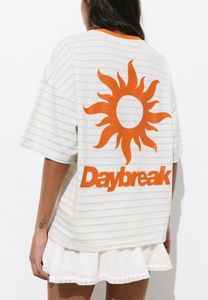 PULL&BEAR, STRIPED WITH SUN GRAPHIC - T-SHIRT - Majica kratkih rukava s printom - white