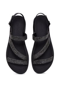 Sandales noires avec plusieurs brides croisées ornées de strass argentés. Matière lisse avec un design à bout arrondi et une bride de talon ajustable.