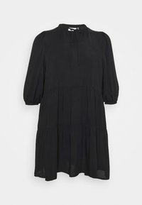 Vestido midi negro hecho de una tela ligera, con un cuello alto, mangas abullonadas, un diseño en capas y un detalle de lazo en el cuello.