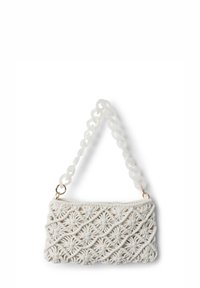 Clutch bag in macramé bianco con motivo intrecciato complesso, dotato di una catena trasparente robusta e dettagli in metallo dorato.