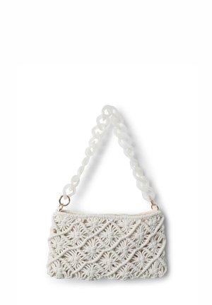 Clutch bag in macramé bianco con motivo intrecciato complesso, dotato di una catena trasparente robusta e dettagli in metallo dorato.