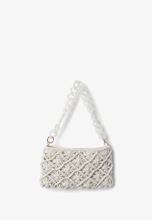 Pochette en macramé blanche avec un motif tissé complexe, dotée d'une large chaîne transparente et d'accents en métal doré.