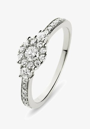 Weißgoldring mit rundem zentralem Diamanten, umgeben von kleineren Diamanten, sowie zusätzlichen Diamanten, die entlang des Bandes gesetzt sind.