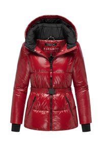 Rote Daunenjacke mit glänzender Oberfläche, schwarzen Reißverschlusstaschen, abnehmbarem Kapuzen und tailliertem Schnitt, sowie gerippten Bündchen. Das Innere weist ein schwarzes Futter auf.