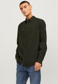 Jack & Jones - JJEGINGHAM SHIRT - Skjorta - olive Miniatyrbild 1