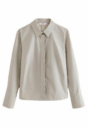 Camisa de botones a rayas en beige claro con rayas verticales oscuras, que presenta un cuello clásico, mangas largas y un bolsillo en el lado izquierdo.