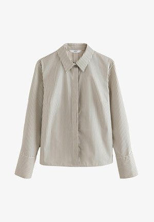 Chemise à rayures beige clair avec de sombres rayures verticales, dotée d'un col classique, de manches longues et d'une poche sur le côté gauche.