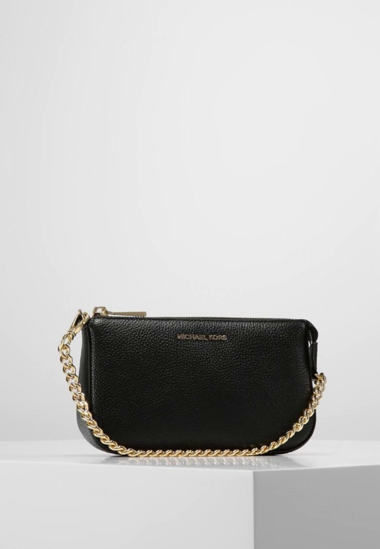 Pochette en cuir noir à finition texturée, avec une bandoulière chaîne dorée, fermeture éclair et logo de la marque embossé à l'avant. Forme rectangulaire compacte.