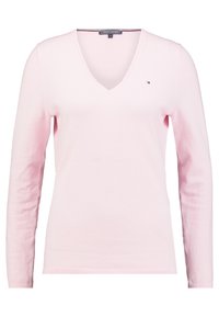 Jasnoróżowy sweter dzianinowy z długimi rękawami i dekoltem w kształcie V. Posiada małe logo na klatce piersiowej oraz ściągacz na dole, zapewniający dopasowane wykończenie.