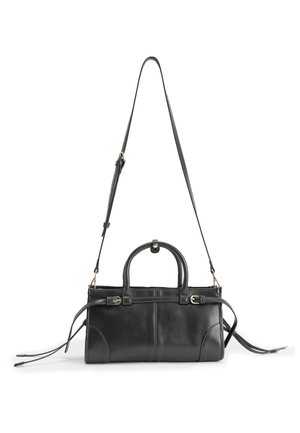 Czarna skórzana torebka o strukturalnym kształcie, z dwoma górnymi uchwytami, odpinanym paskiem na ramię oraz elementami ozdobnymi w kolorze złotym.