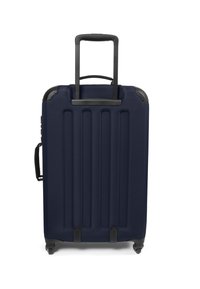 Námořnický kufr s tvrdou skořápkou, vertikální drážky, teleskopická rukojeť, boční rukojeť a čtyři kolečka pro snadnou mobilitu. Texturovaný povrch.